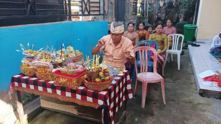  Persembahyangan Bersama Pemdes Banyuseri Dalam Rangka Piodalan Di Padmasana Kantor Desa Banyuseri 