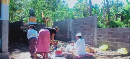 BUMDesa Banyu Ayu Mandara Melaksanakan Pemelaspas Dan Pecaruan Di Tempat Pemilahan Sampah Desa Banyu