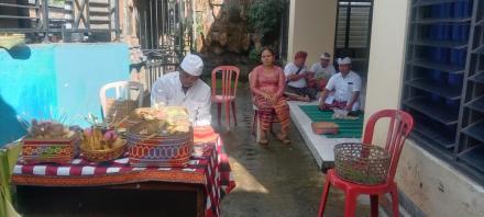 Upacara Persembahyangan Bersama perayaan Hari Saraswati Di Kantor Perbekel Desa Banyuseri