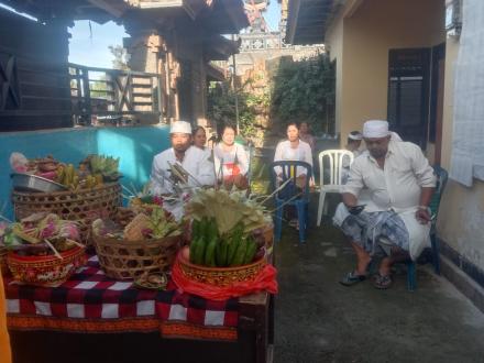 Persembahyangan Bersama Perayaan Hari Saraswati Di Padmasana Kantor Perbekel Desa Banyuseri